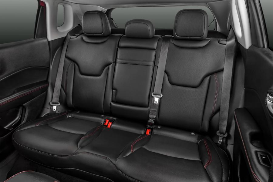 Интерьер Jeep Compass Trailhawk 2016 года  (LA) (фото 13 из 27)